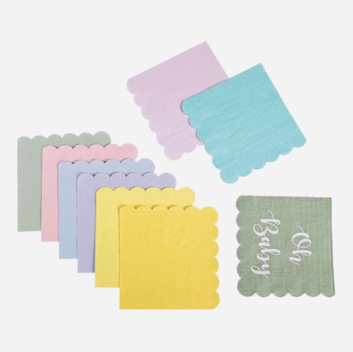 Napkins coupés colorés: révéler l'art et l'ingéniosité du processus de coupe rugueux