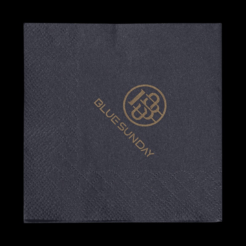 Les serviettes en papier couleur imprimées polyvalentes améliorent l'expérience globale de l'événement.