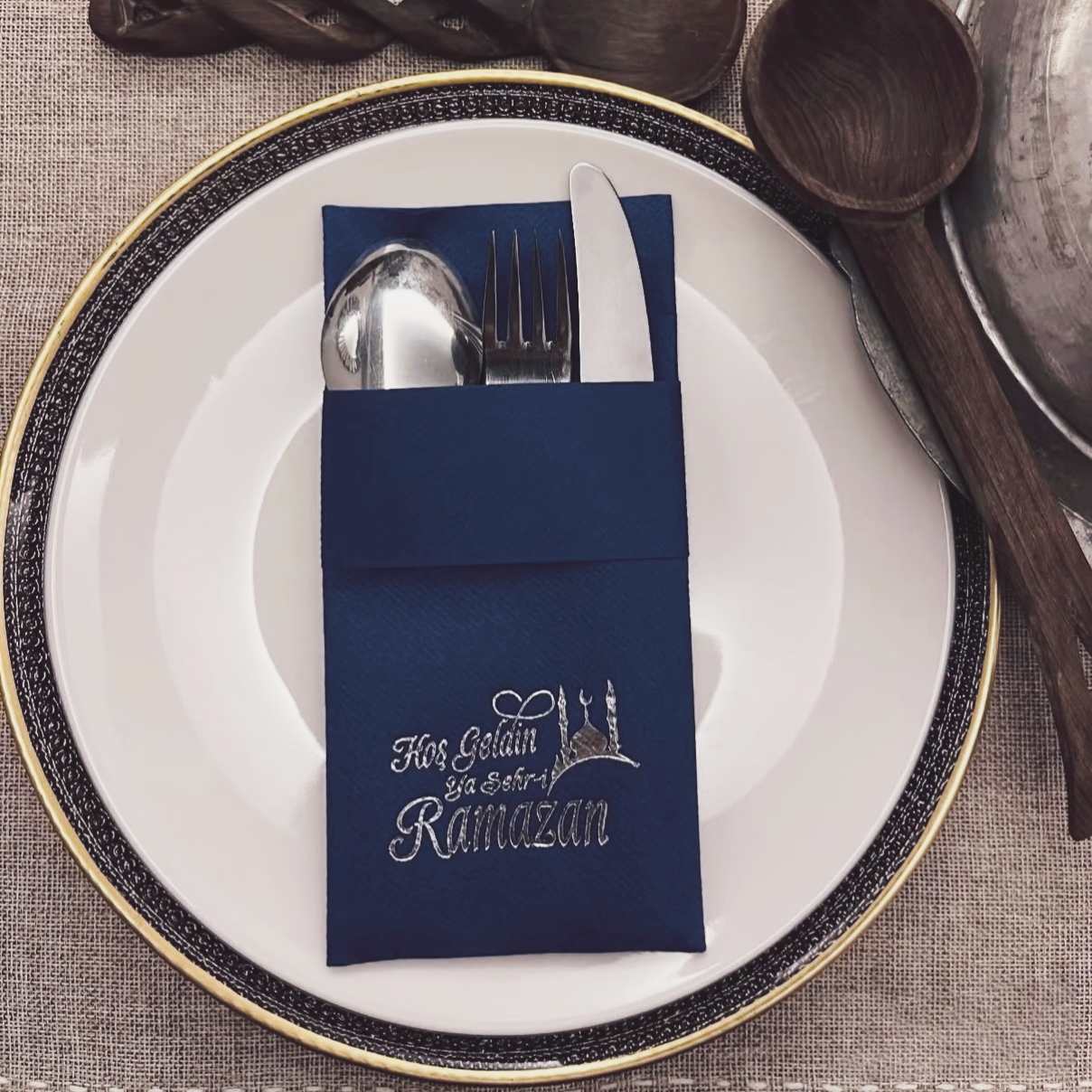 Serviettes colorées d'Airlaid de poche pour la serviette de couverts avec le logo adapté aux besoins du client pré-plié Serviettes colorées d'Airlaid de poche pour la serviette de couverts avec le logo adapté aux besoins du client pré-plié