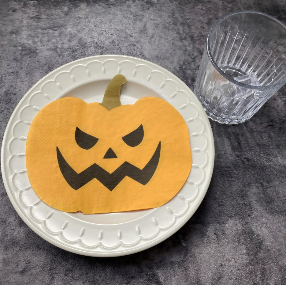 Serviette coupée en forme de citrouille de couleur jaune pour Halloween Serviette coupée en forme de citrouille de couleur jaune pour Halloween
