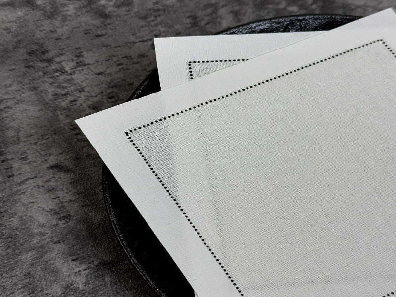 Quels sont les principaux avantages de l’utilisation de serviettes en tissu par rapport aux serviettes en papier ?