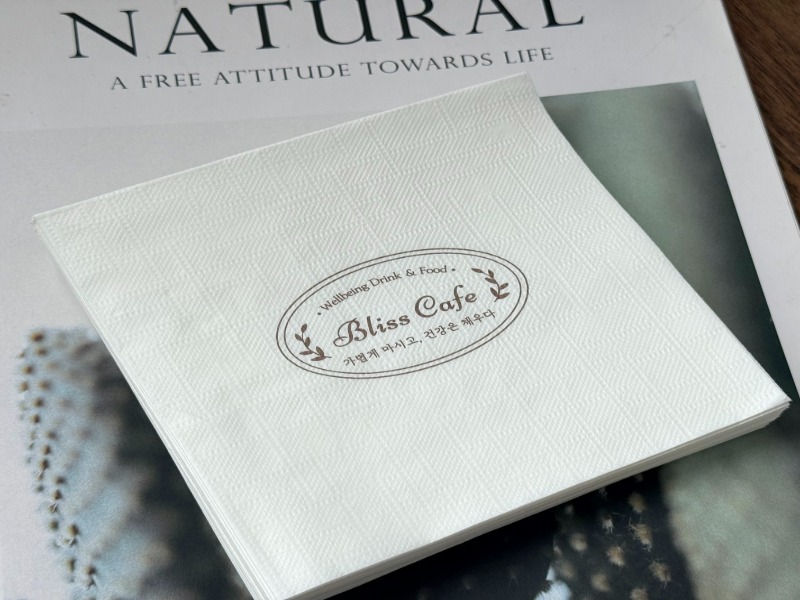 Façons créatives d’utiliser les serviettes en papier : au-delà de la table du dîner
