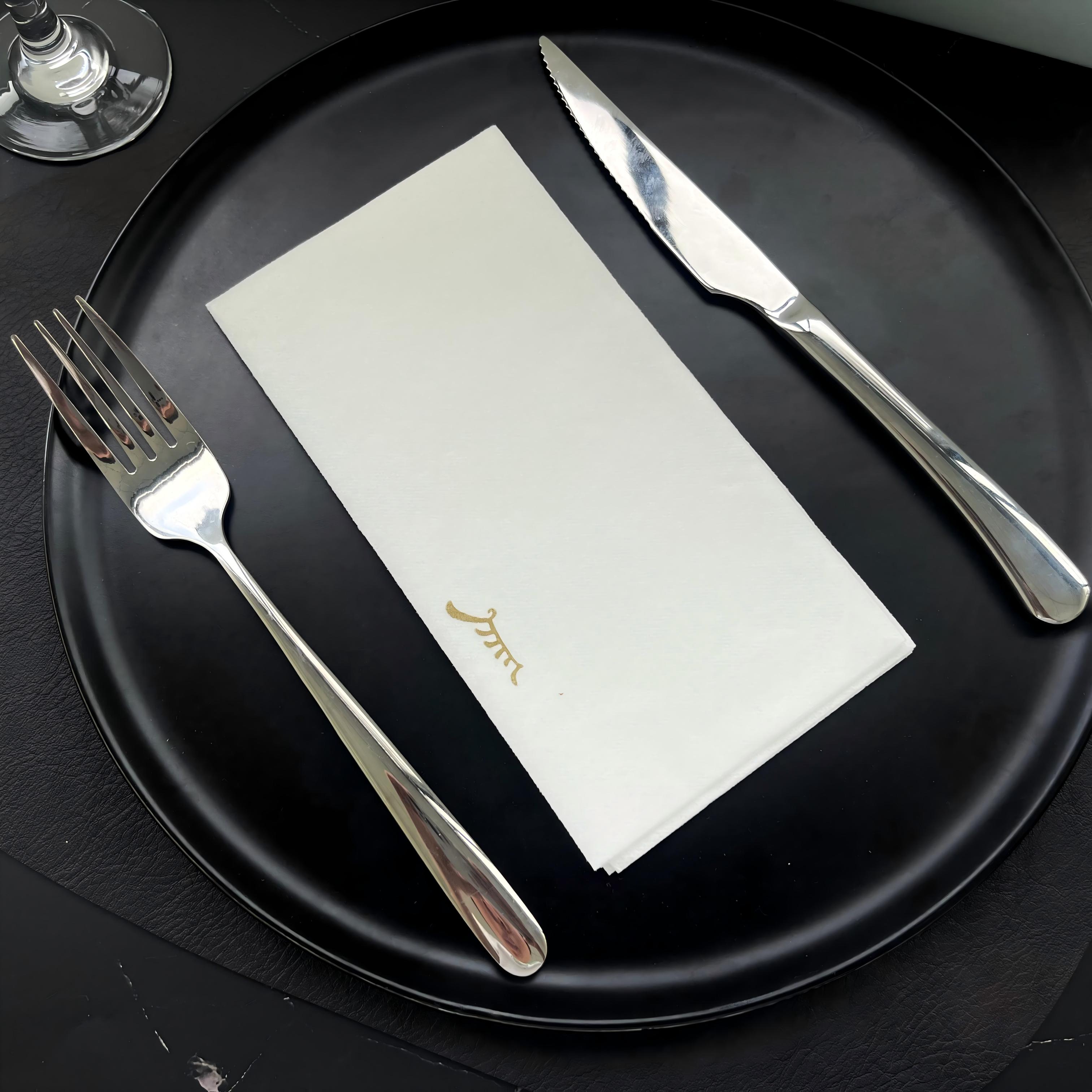 Serviettes en papier blanc Airlaid de poids élevé 70 g/m² – Haute capacité d'absorption pour les mariages et les fêtes.